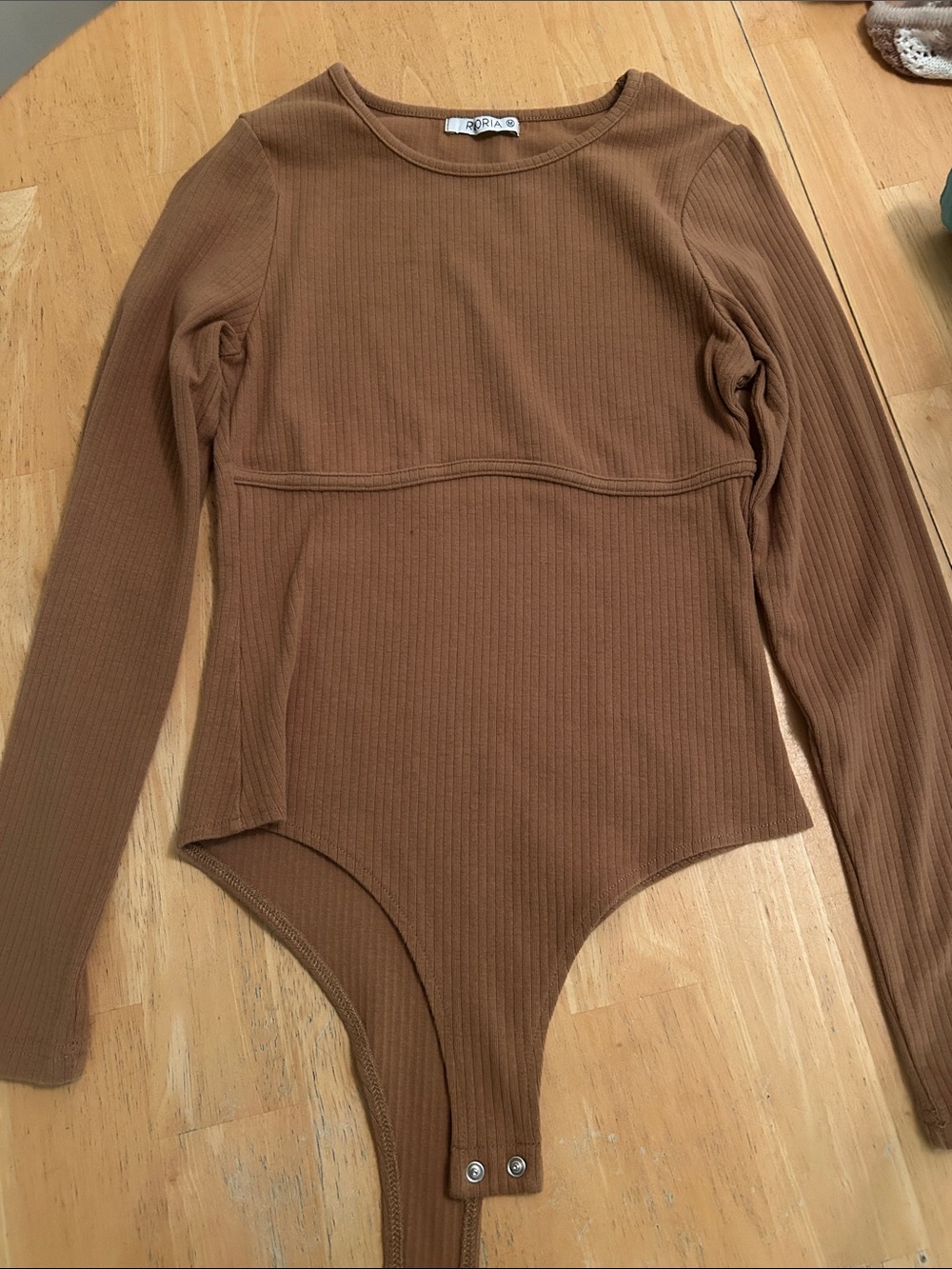 ReoRia Ribbed Long-Sleeve Bodysuit in Chestnut Brown